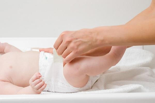 trẻ uống sữa công thức đi ngoài nhiều lần do hệ tiêu hóa chưa hoàn thiện