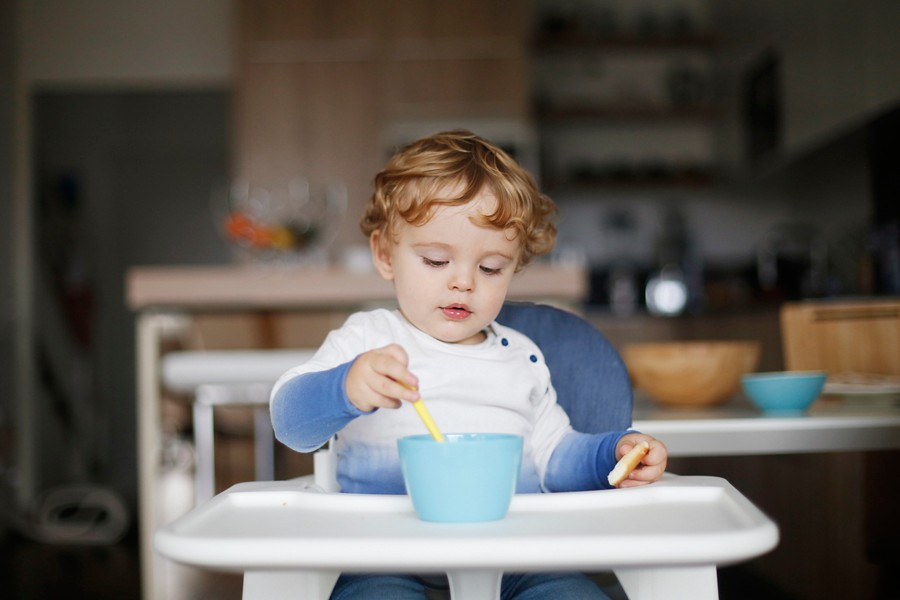 bebe-1-anos-comendo