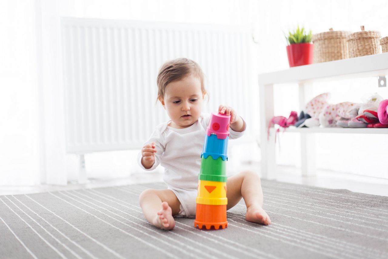 Bebe brincando em seu quarto