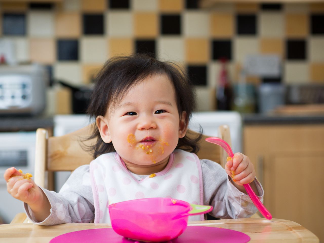 Bebe comendo sujo de papinha