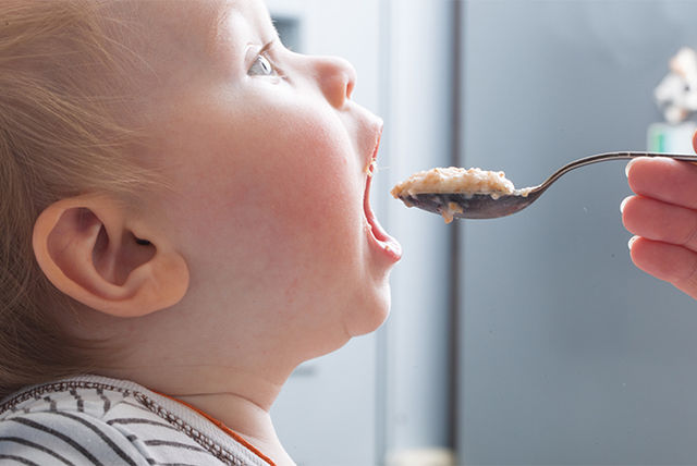 bebé comiendo de una cuchara
