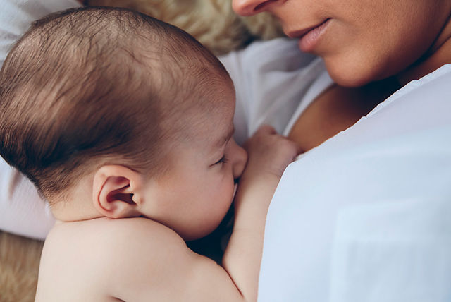 bebé durmiendo en pecho de mamá