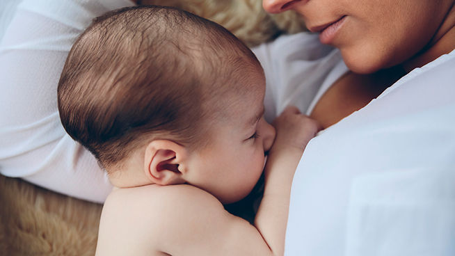 bebe en pecho de mama