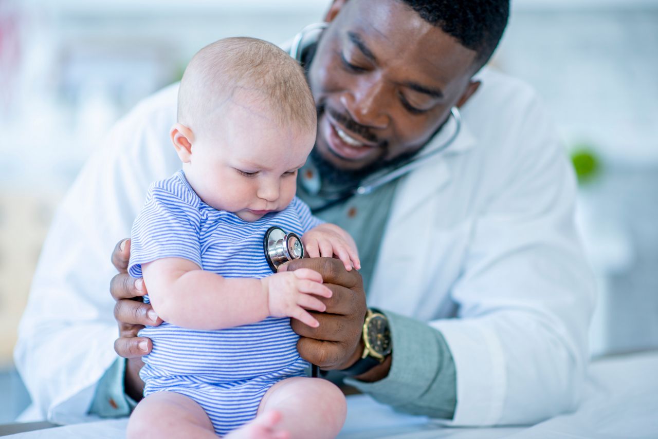 Bebe com a mae no medico