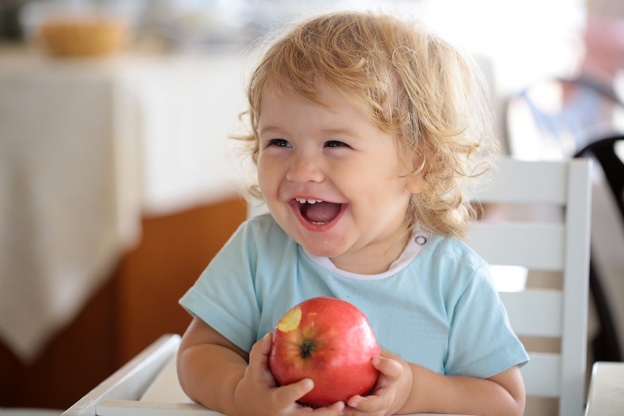 Enfant devant une assiette