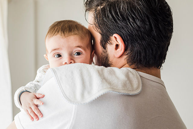 bebé viendo por encima del hombro de su papá