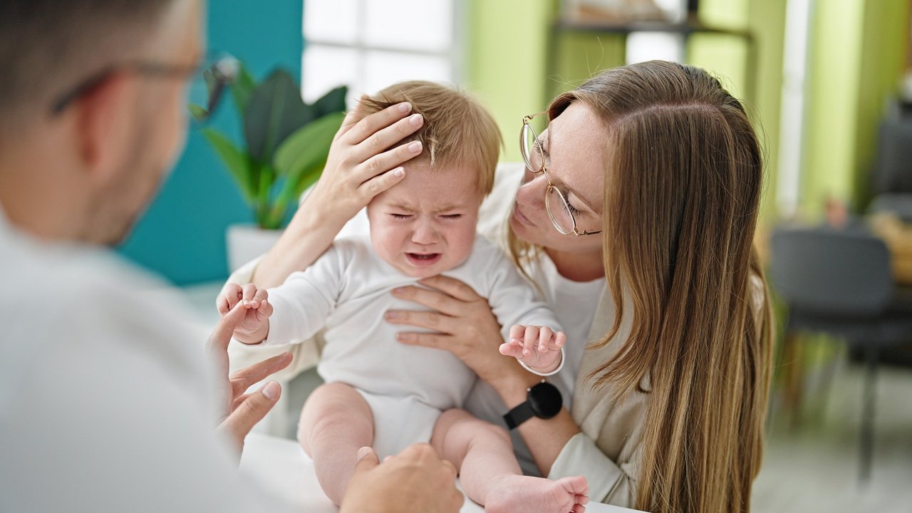 Bébé vomit en jet : causes et solutions