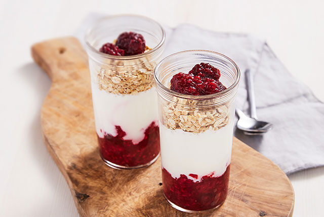 blackberry raspberry yoghurt pots