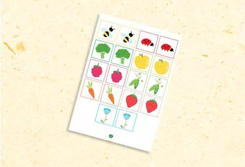 Un ensemble de cartes educatives colorees representant des fruits, des legumes et des insectes. Les cartes comprennent des images de pommes, de fraises, de carottes et de brocolis, ainsi que des abeilles et des coccinelles. Le design est ludique et colore, ideal pour les activites d'apprentissage des enfants. Le fond est de couleur beige clair, ce qui renforce l'attrait visuel.