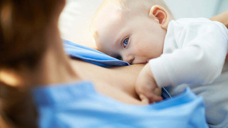 crying-newborn-in-mums-arms