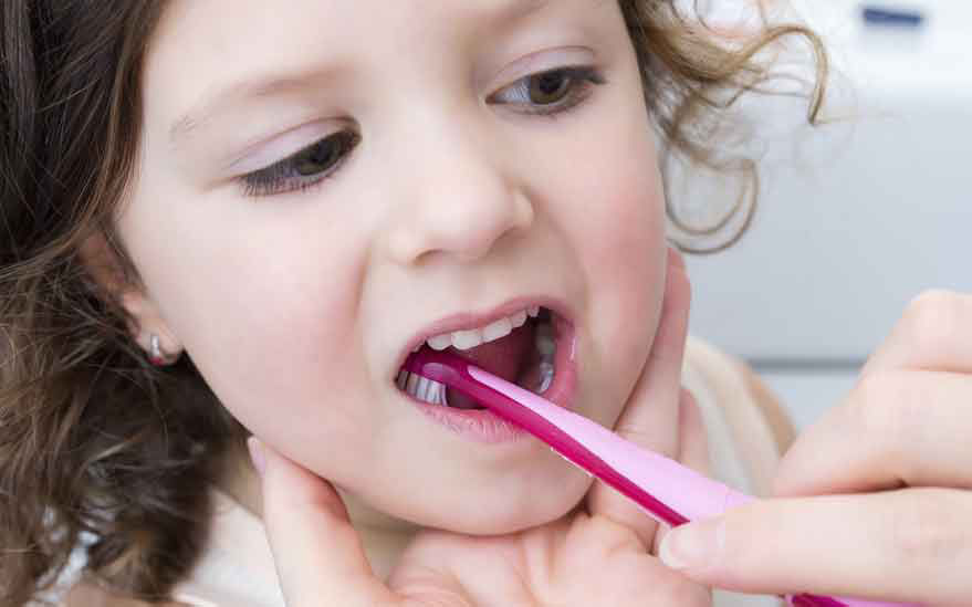 Un jeune enfant est examine a l'aide d'un thermometre numerique rose afin de verifier s'il a de la fievre. Le decor semble etre interieur, peut-etre une maison ou une clinique. L'accent est mis sur le thermometre et l'acte de mesure de la temperature, avec un eclairage doux et des tons neutres.