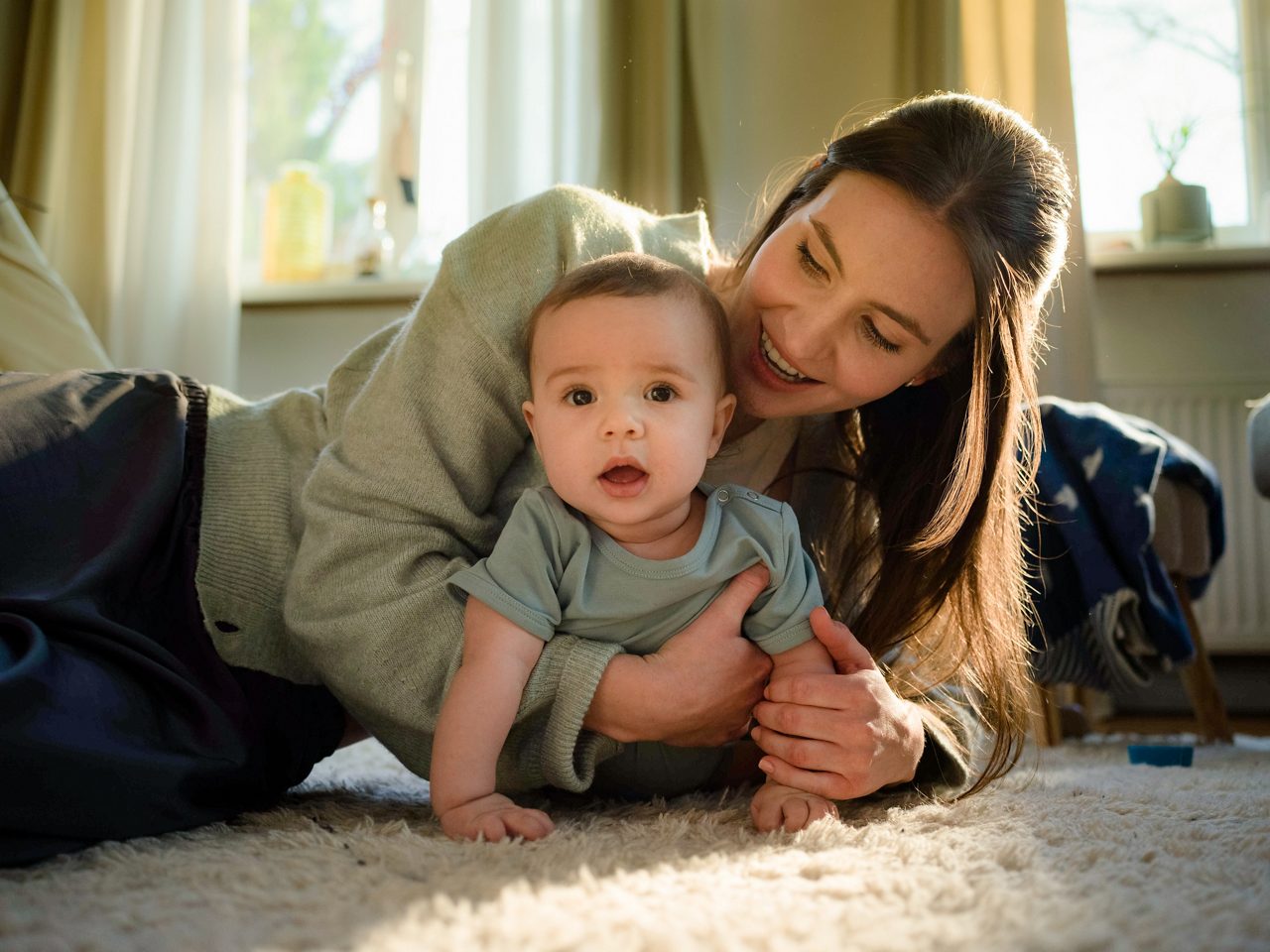 Mama kuschelt mit Baby