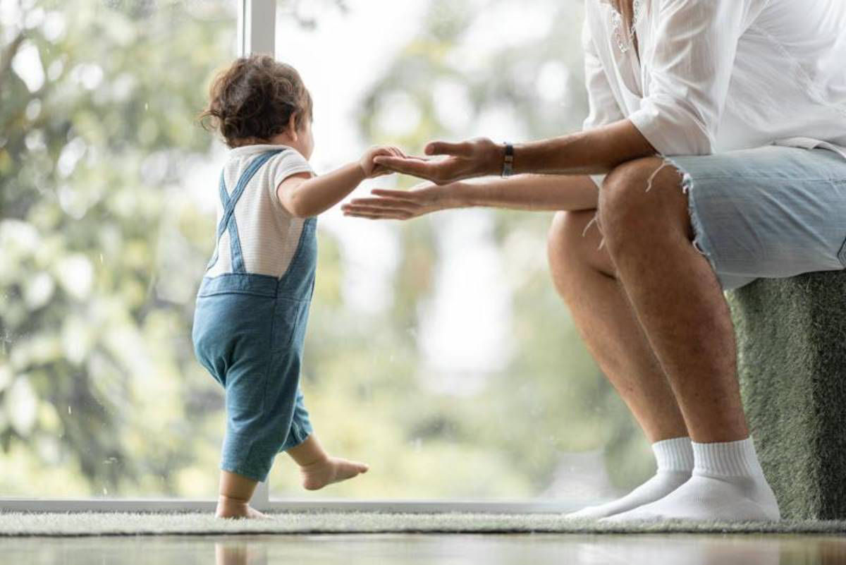 Cha mẹ nên tạo không gian an toàn, rộng rãi cho bé tập đi