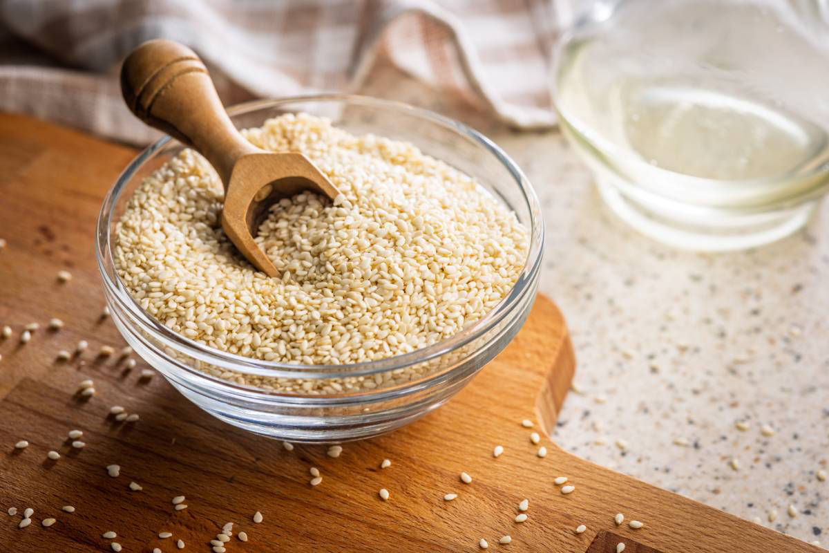 Mẹ bầu nên tham khảo ý kiến bác sĩ trước khi dùng hạt mè vừa phải để đảm bảo sức khỏe thai kỳ.