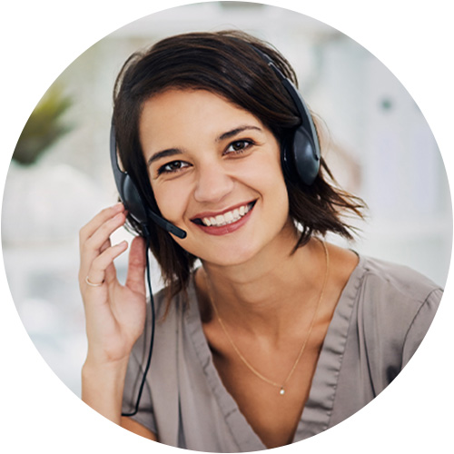 Mujer sonriente con auriculares trabajando en un centro de atención al cliente, representando soporte y servicio al cliente de Nutricia