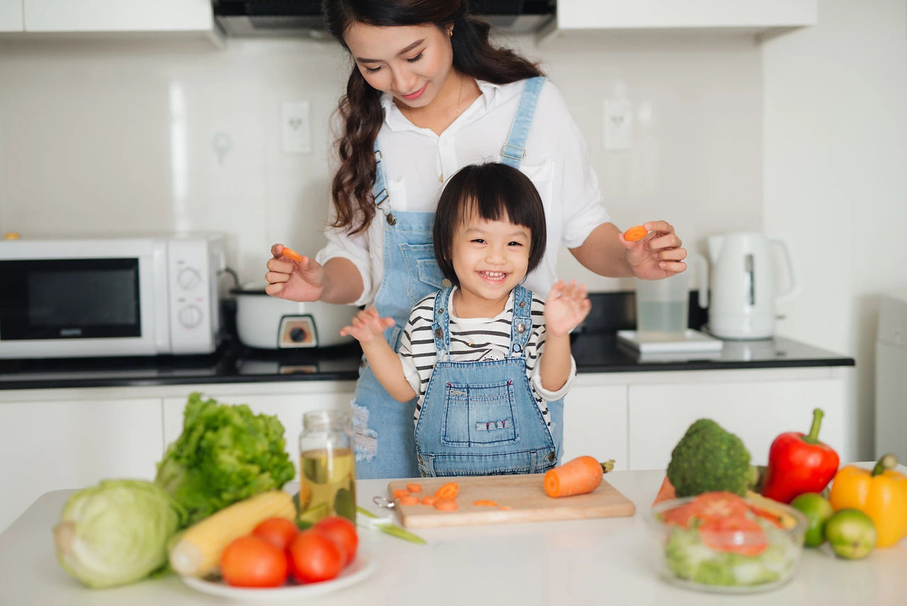 Cg mom daughter slice carrots