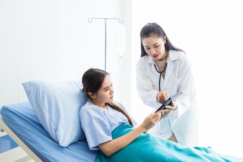 Chăm sóc mẹ sau đẻ mổ những ngày đầu tại bệnh viện giúp phục hồi nhanh