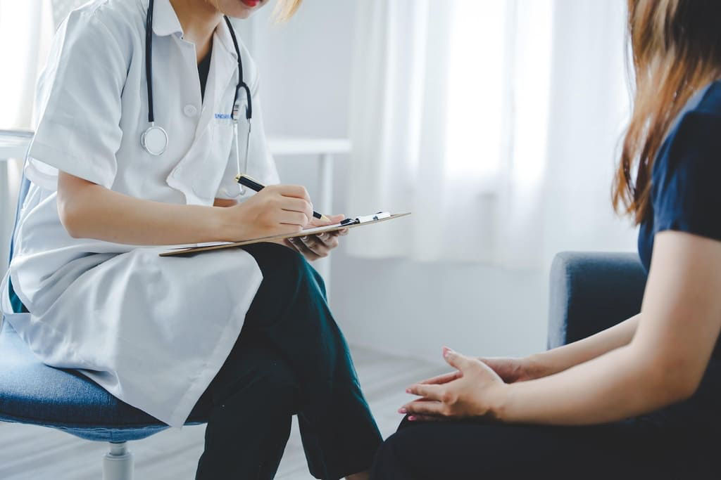 Theo dõi các dấu hiệu bất thường khi chăm sóc sau sinh mổ tại nhà