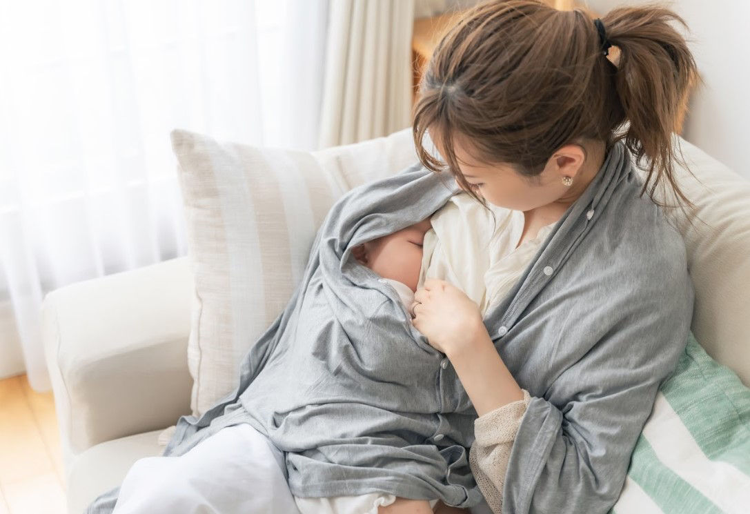 Cho bé bú mẹ càng nhiều càng tốt