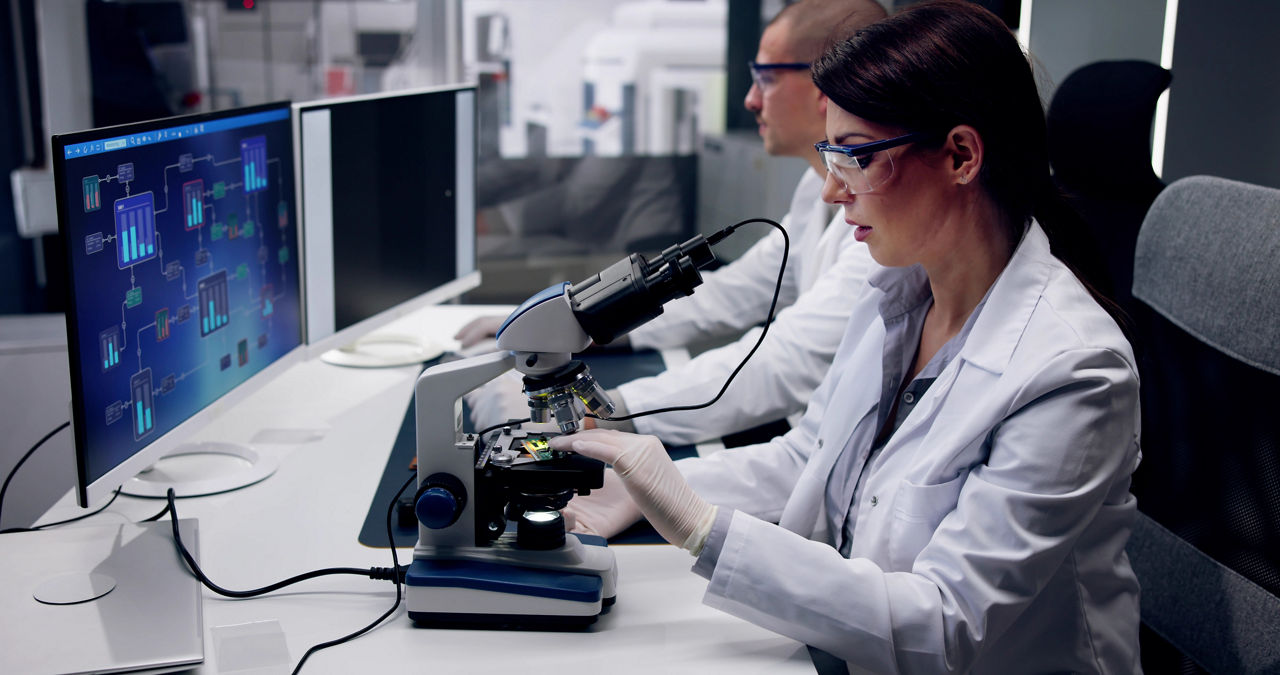 cientista-e-microscopio.jpg