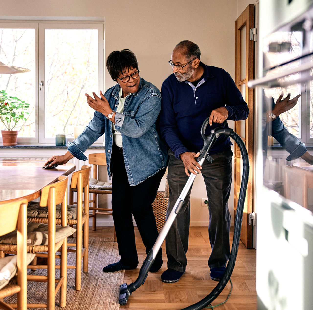 cleaning-fun-couple