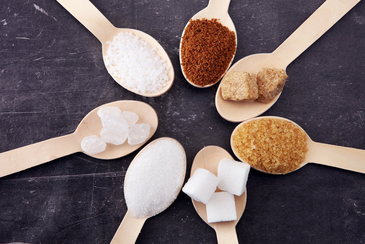 femmes dansant en se regardant le ventre et en souriant