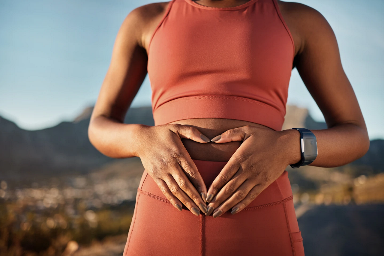 femme qui fait un pose de yoga sur un tapis