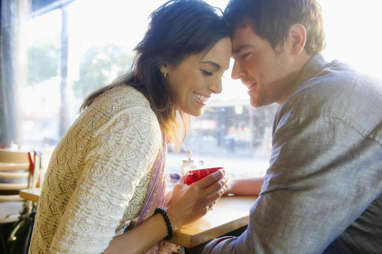 couple-holding-hands-cafe.