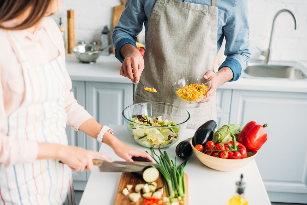 couple-in-kitchen-preparing-salad-fibre