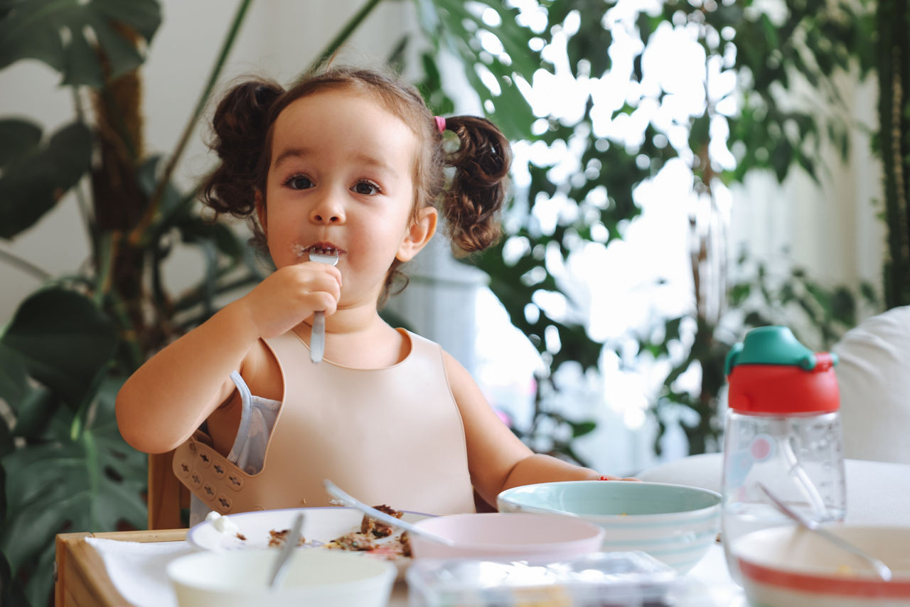 criança-pequena-comendo-sozinha.jpg