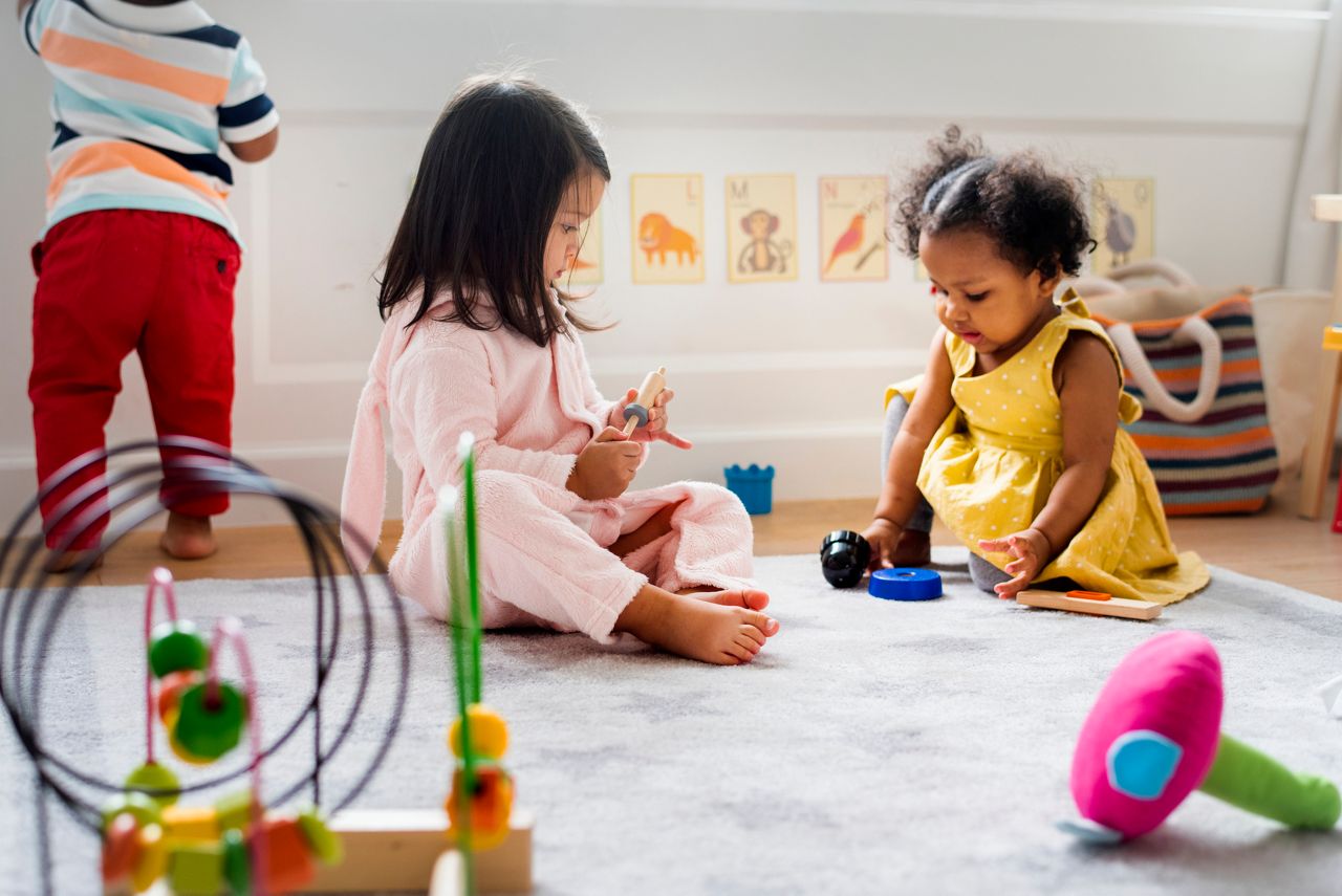 Toddlers brincando em quarto de brinquedos