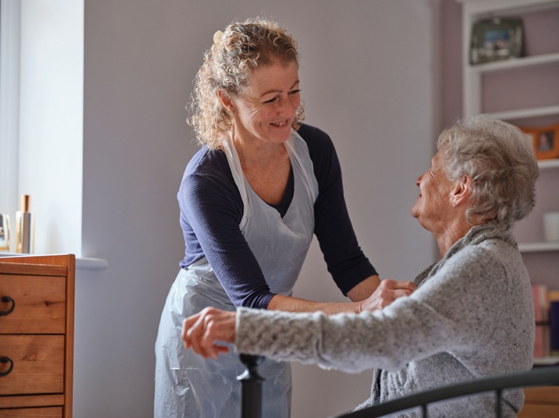 cuidadora-e-paciente-idosa