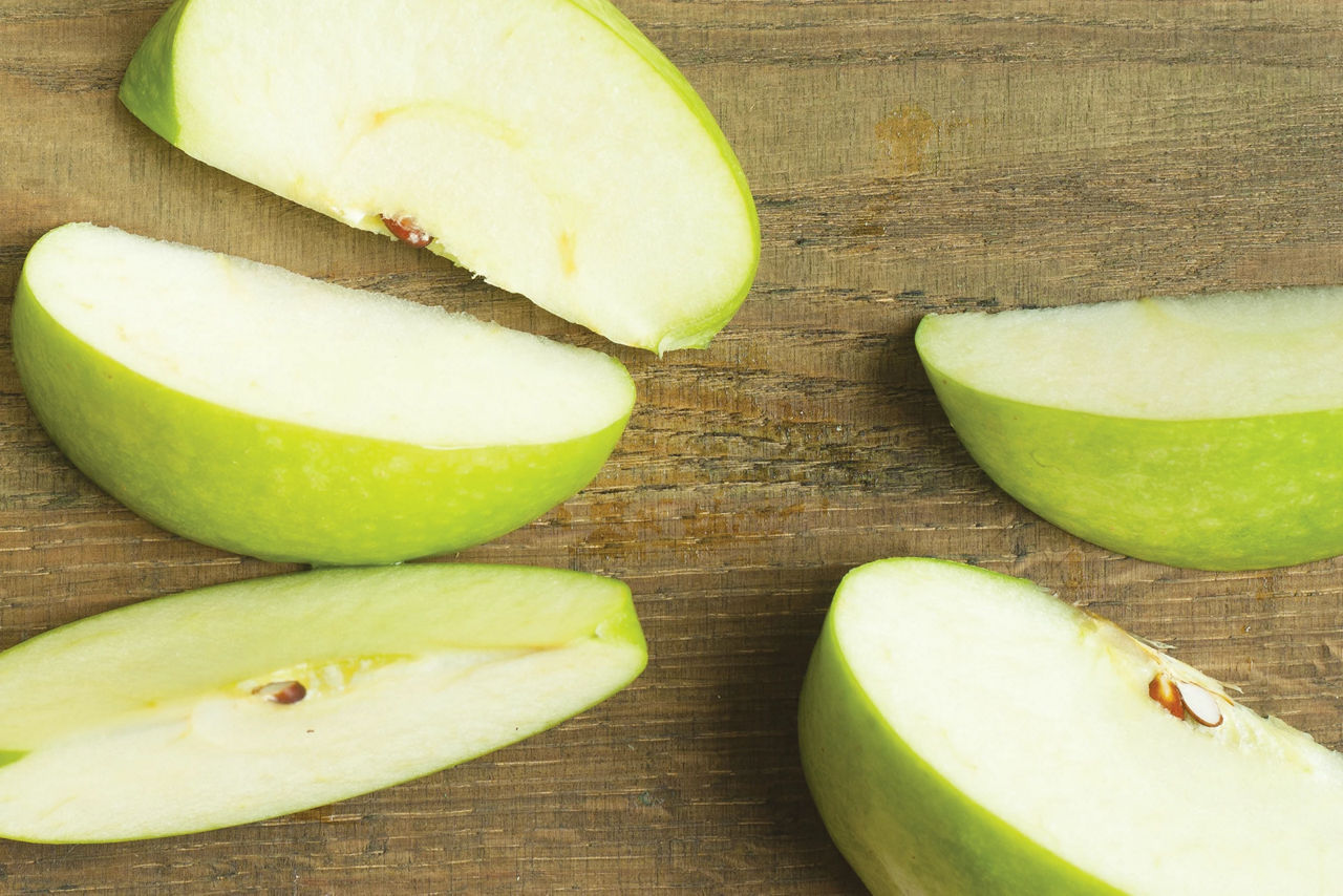 slices of green apple