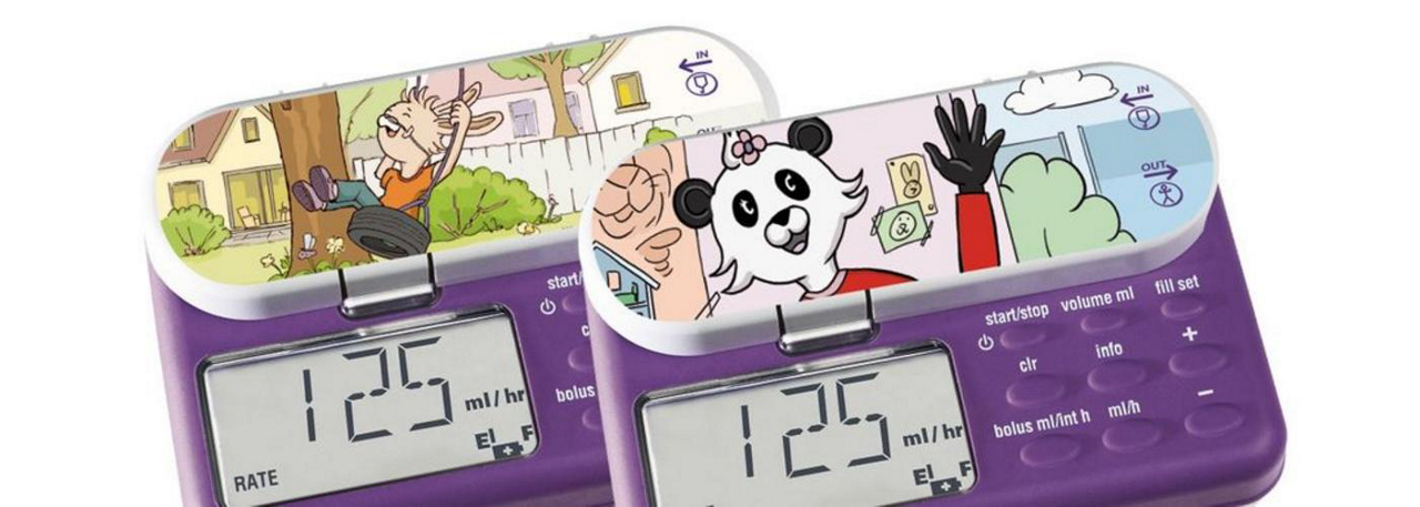Zwei violette Ernährungspumpen mit kindgerechten Tiermotiven und digitaler Anzeige von 125 ml/h stehen nebeneinander.