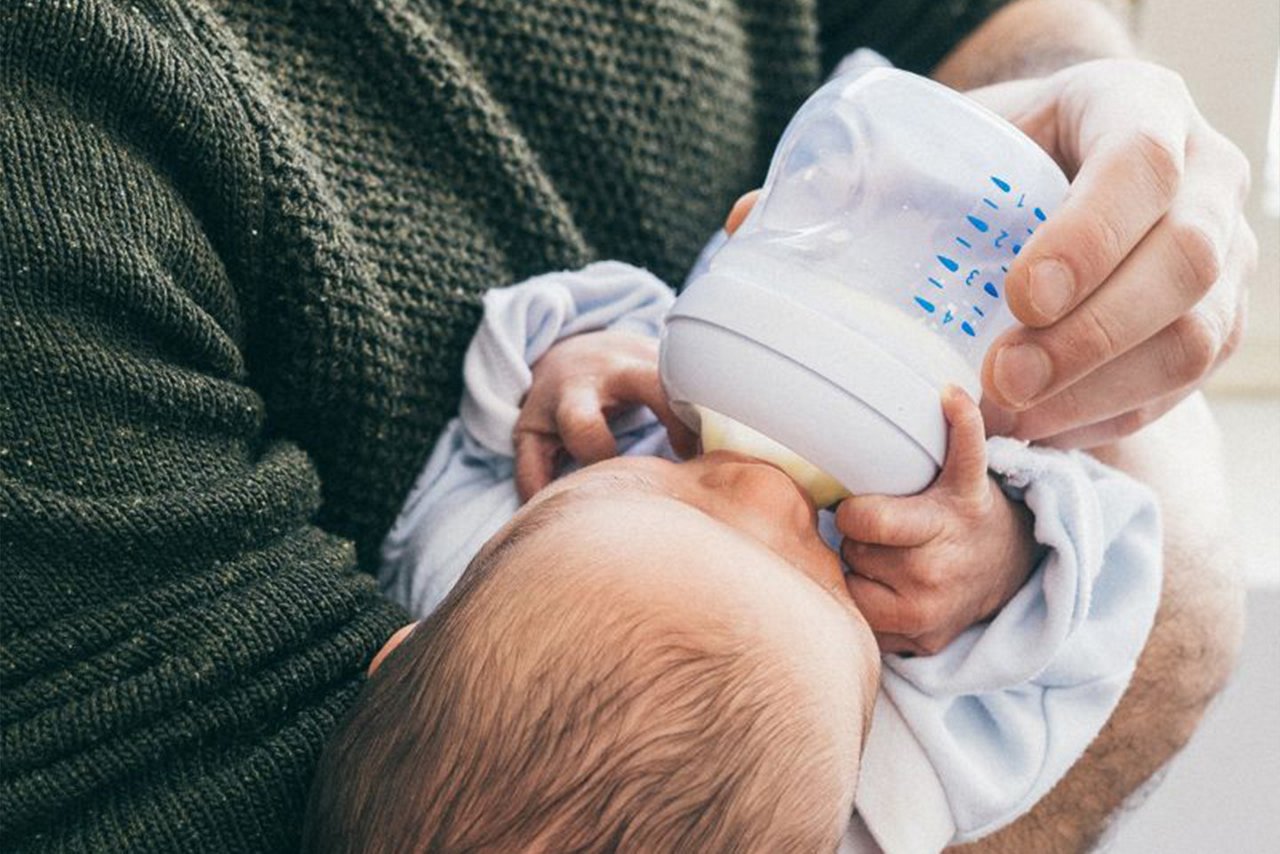 Πώς μπορεί να βοηθήσει ο μπαμπάς στο τάισμα με μπιμπερό;