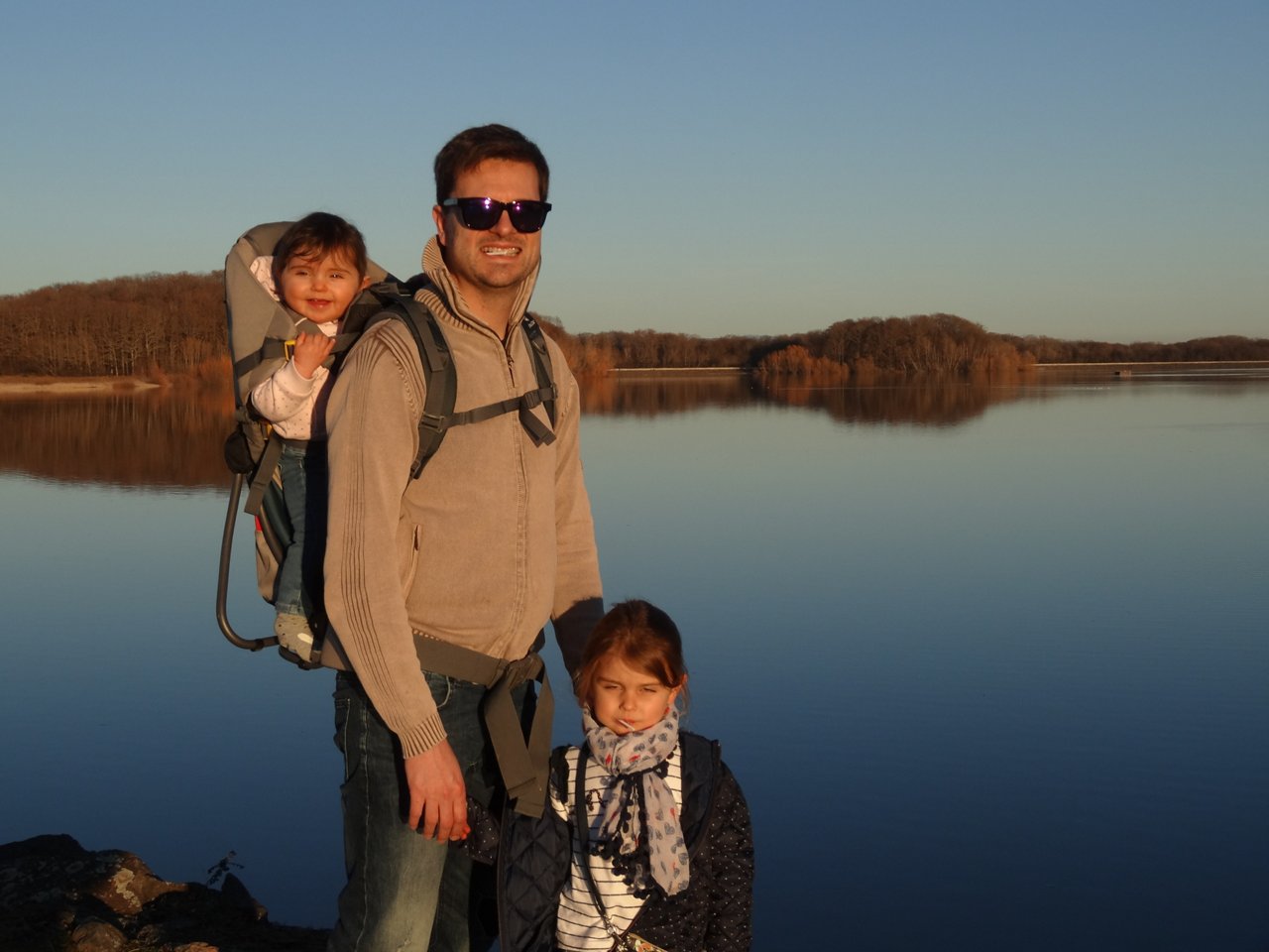 Papa mit seinen zwei Kleinkindern am See