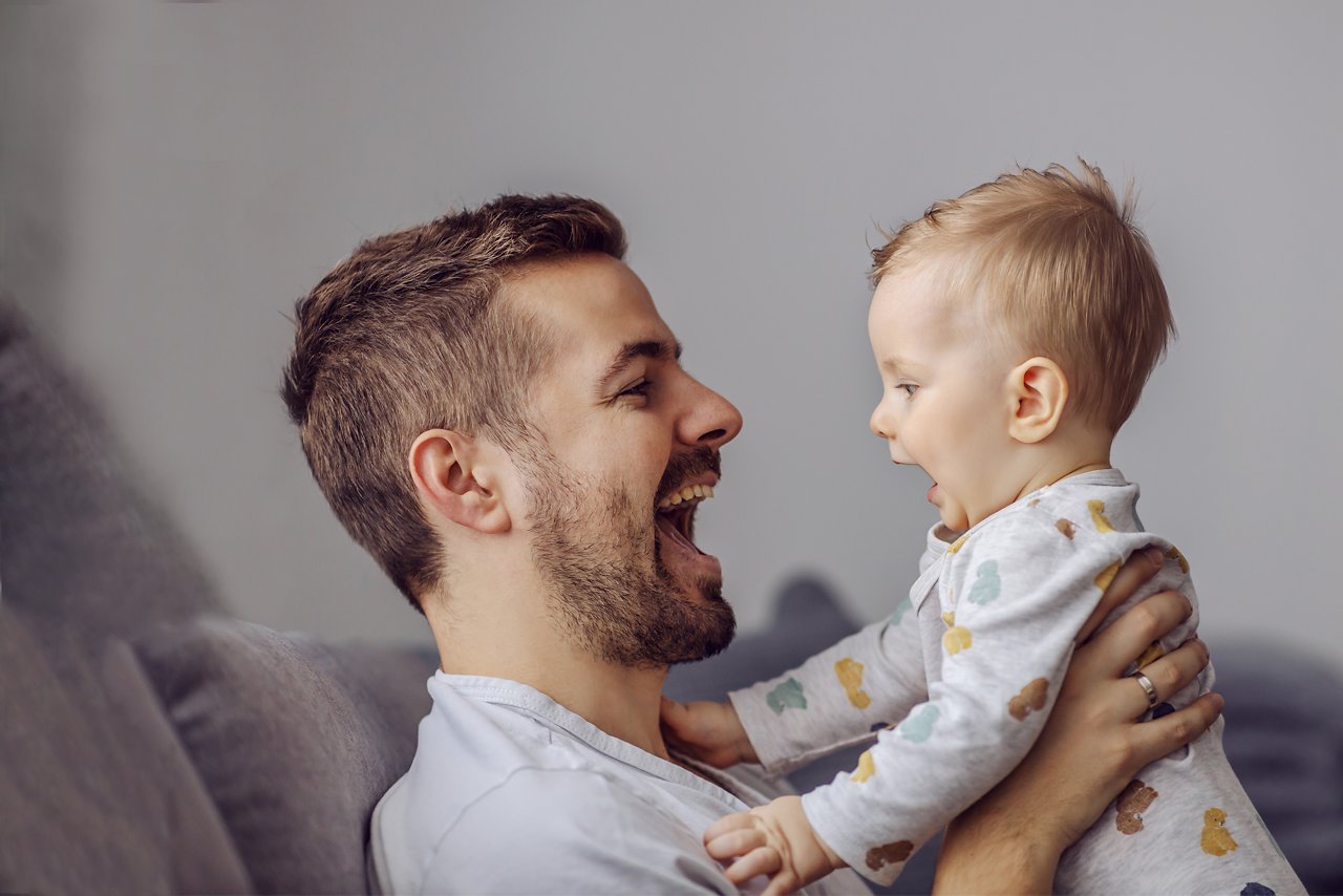 Vater hält sein Baby in den Armen