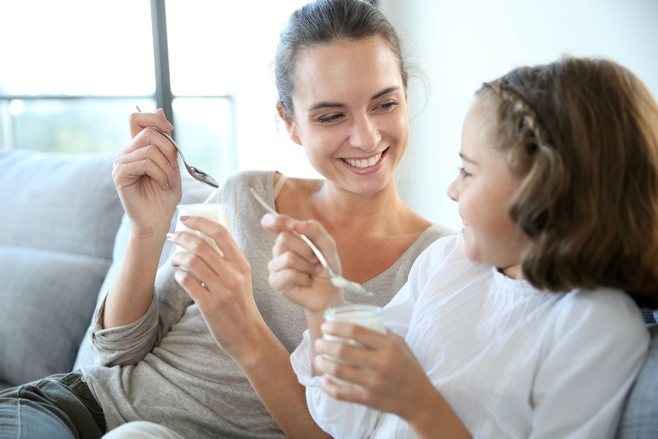 danone-mother-daughter-eating-yoghurt