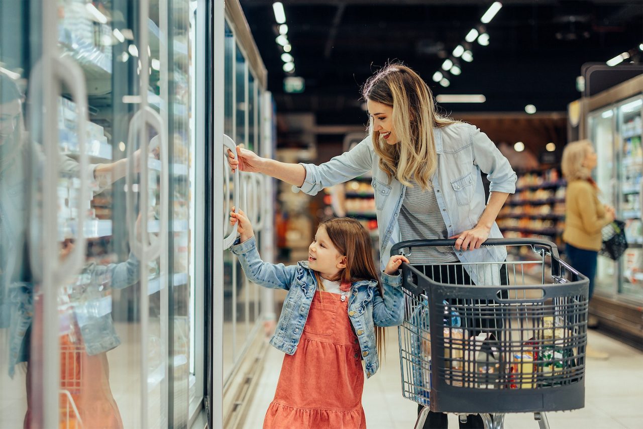 Eine Frau mit einem Kind beim Einkaufen im Supermarkt