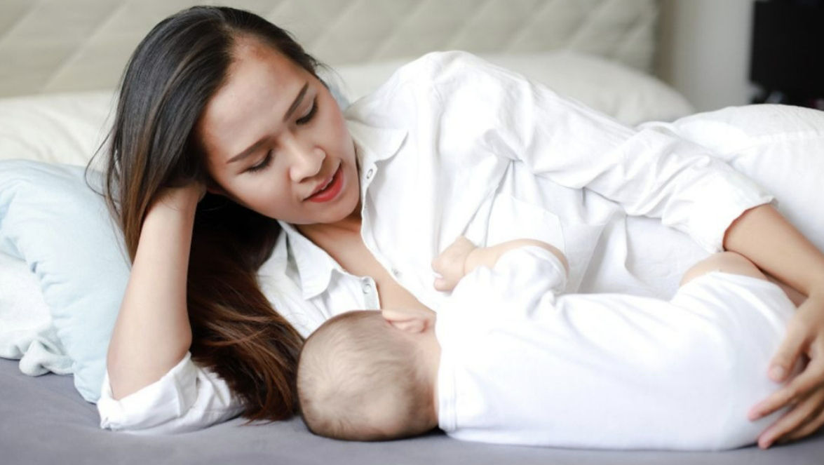 Dấu hiệu bé bú đủ và bú không đủ sữa