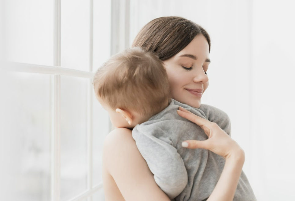 Dấu hiệu bé bú đủ sữa mẹ theo dõi qua số lượng tã, con quấy khóc không.