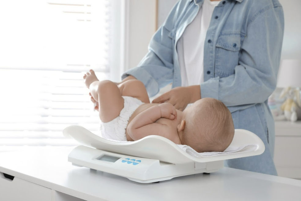 Bé chậm tăng cân là dấu hiệu bé bú không đủ sữa mẹ.