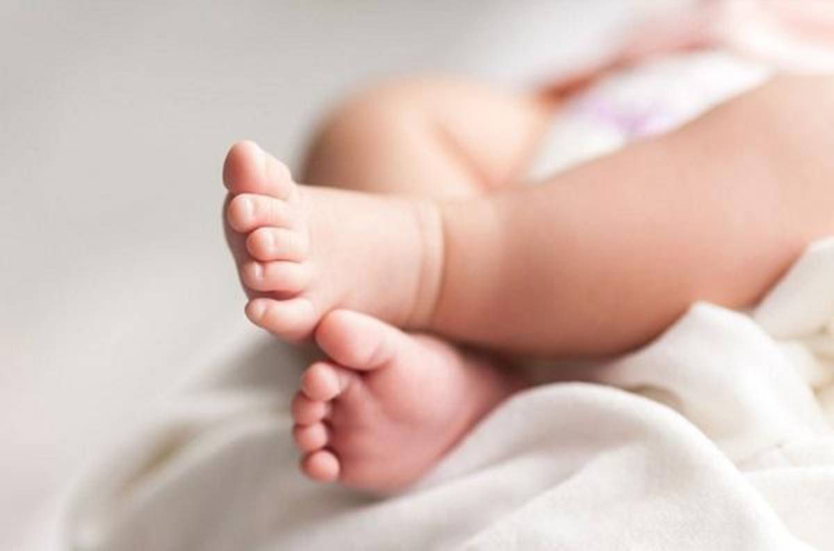 Bé chỉ thích nằm ngửa có thể là dấu hiệu trốn lẫy.