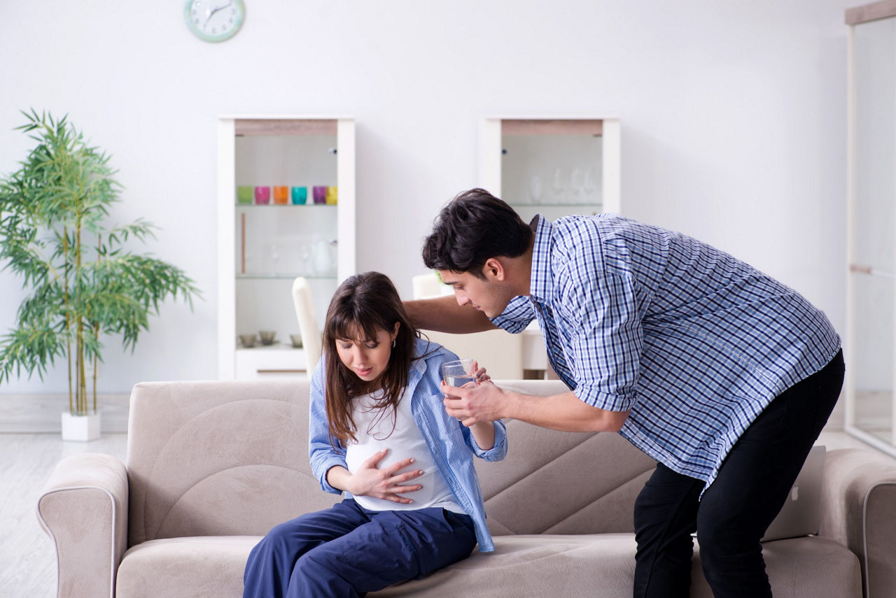 Mẹ bị đau bụng tiêu chảy hay đi phân lỏng là dấu hiệu sắp sinh con 2 tuần