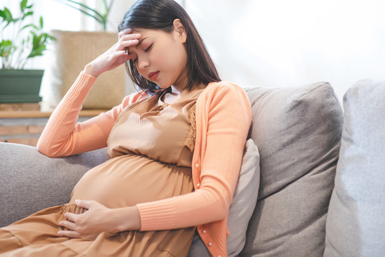 Những dấu hiệu sắp sinh con trước 1-2 tuần có thể là mất ngủ, phù chân, hay buồn nôn…