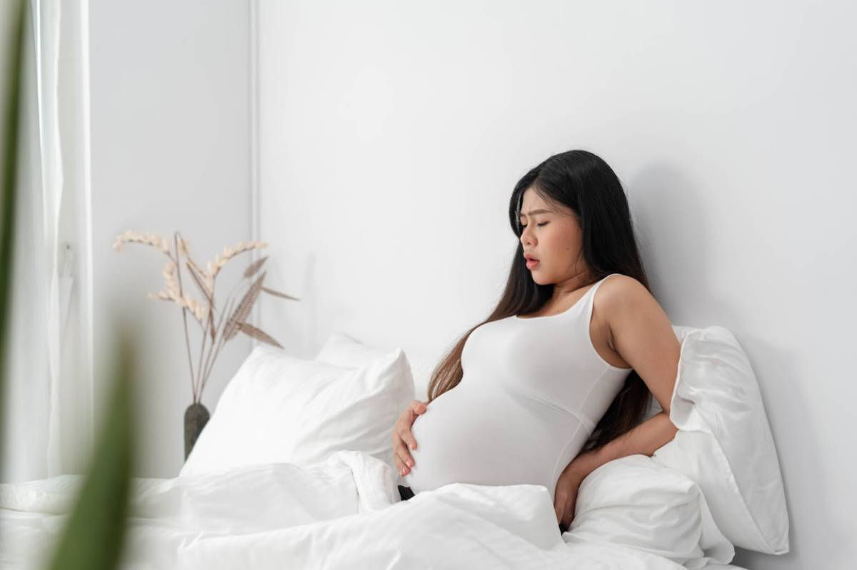 Mẹ bầu 3 tháng giữa thường đau lưng dưới và vùng chậu được xem là biểu hiện thai kỳ tích cực.