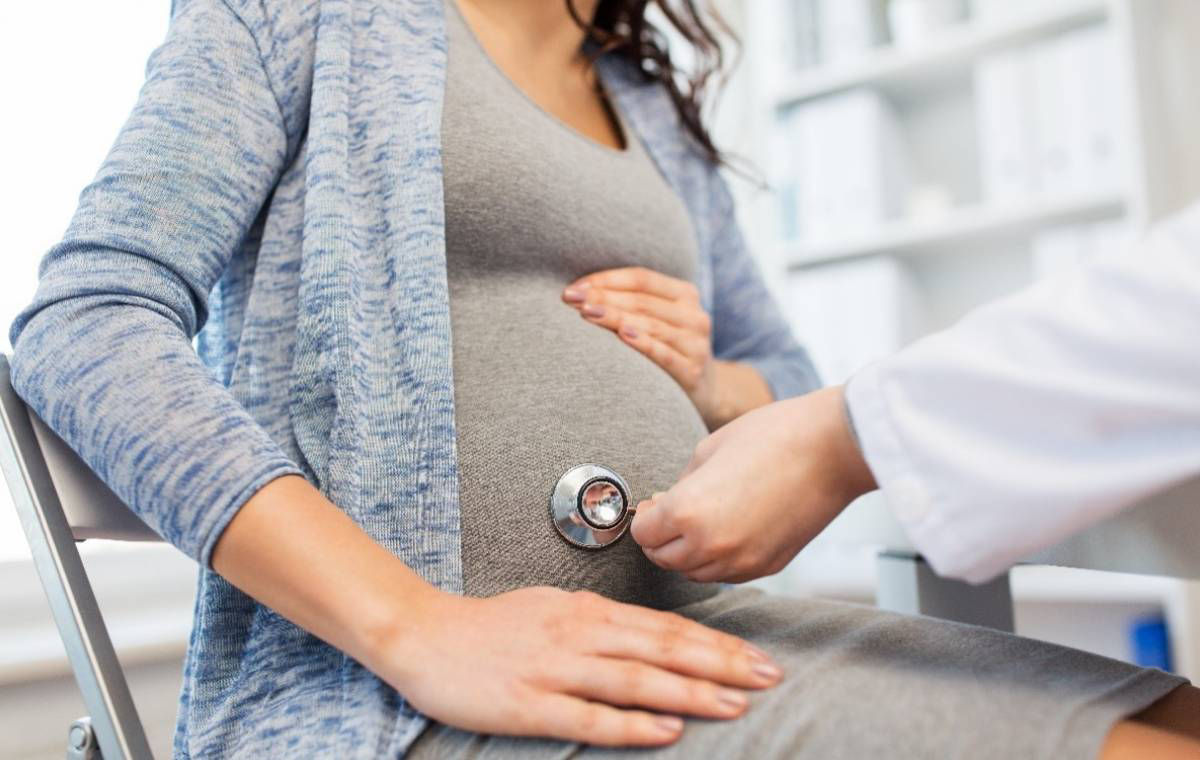 Mẹ bầu cần đảm bảo khám thai đúng hẹn và đầy đủ để bác sĩ theo dõi sự phát triển của thai nhi.