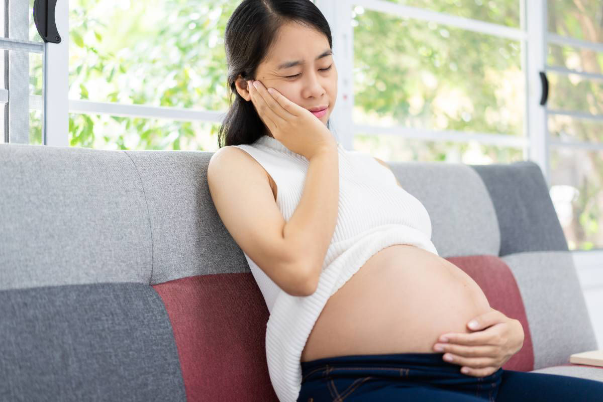 Thiếu canxi khiến mẹ bầu hay bị nhức răng và tăng nguy cơ thai nhi chậm tăng trưởng