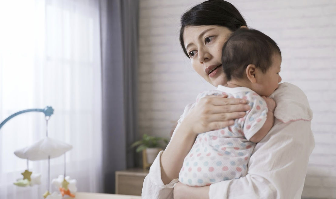Dấu hiệu trẻ sơ sinh không hấp thụ sữa có thể là nôn trớ.