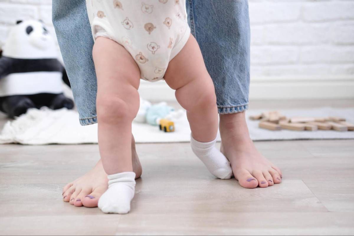 Trẻ sơ sinh cần đạt được các mốc vận động theo đúng độ tuổi.
